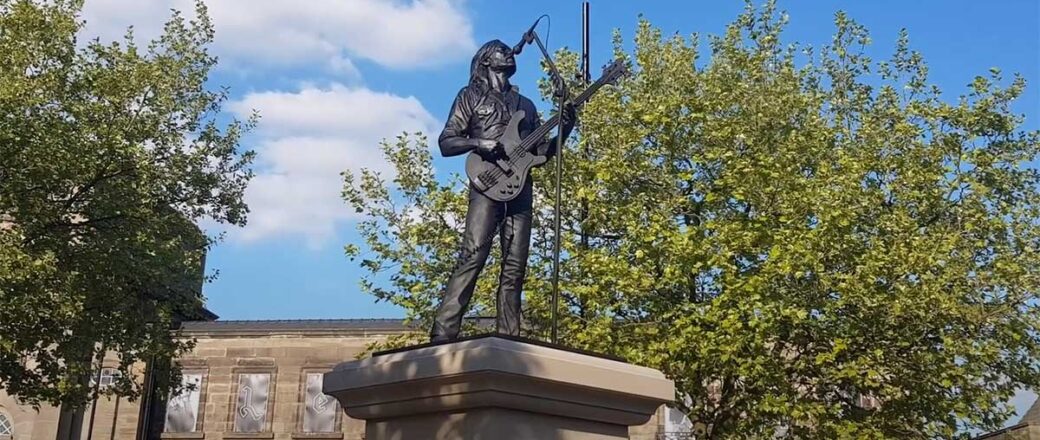 Develan estatua de Lemmy Kilmister en su ciudad natal