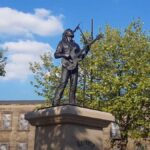 Develan estatua de Lemmy Kilmister en su ciudad natal